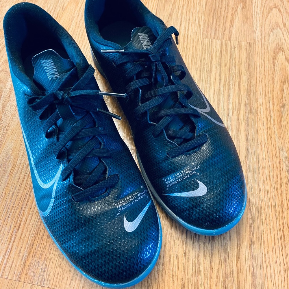 Nike Boys Sz 7 Black Mercurial Indoor Soccer shoes